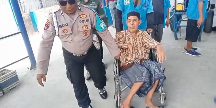 Polsek KPN Turun Tangan! Penumpang Sakit Dibantu Saat Turun dari Kapal